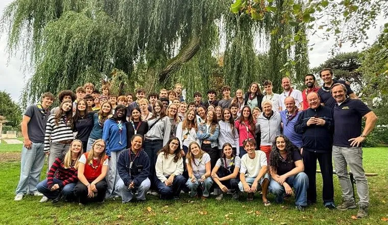 Les scouts et leurs animateurs réunis dans un parc